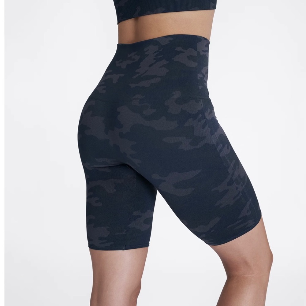 SPANX Look at me now Black Camo Bike Shorts size L New w/o tags
